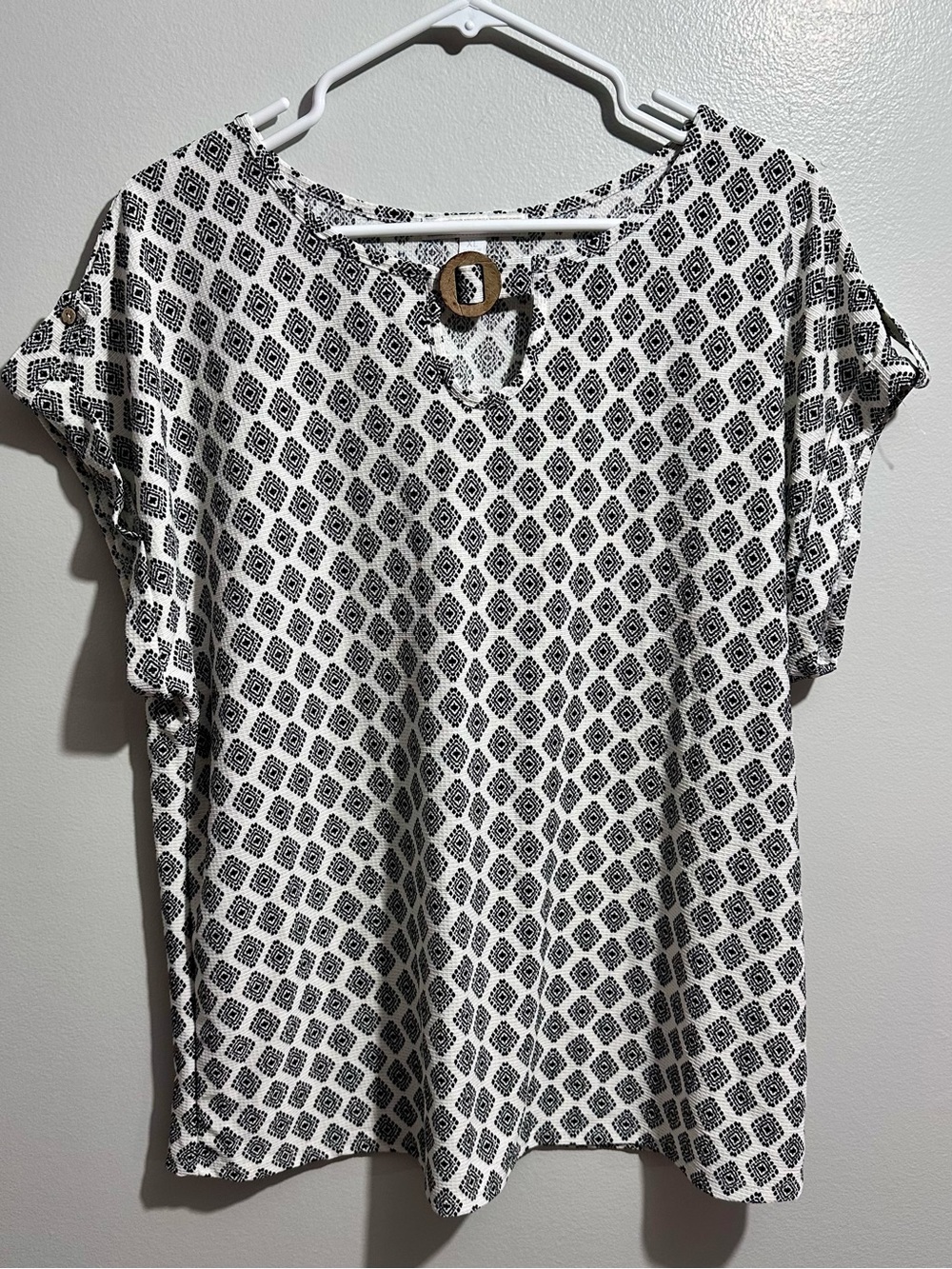 Juniper & Lime Black White Diamond-Print Short Sleeve Blouse Size XL (1284)